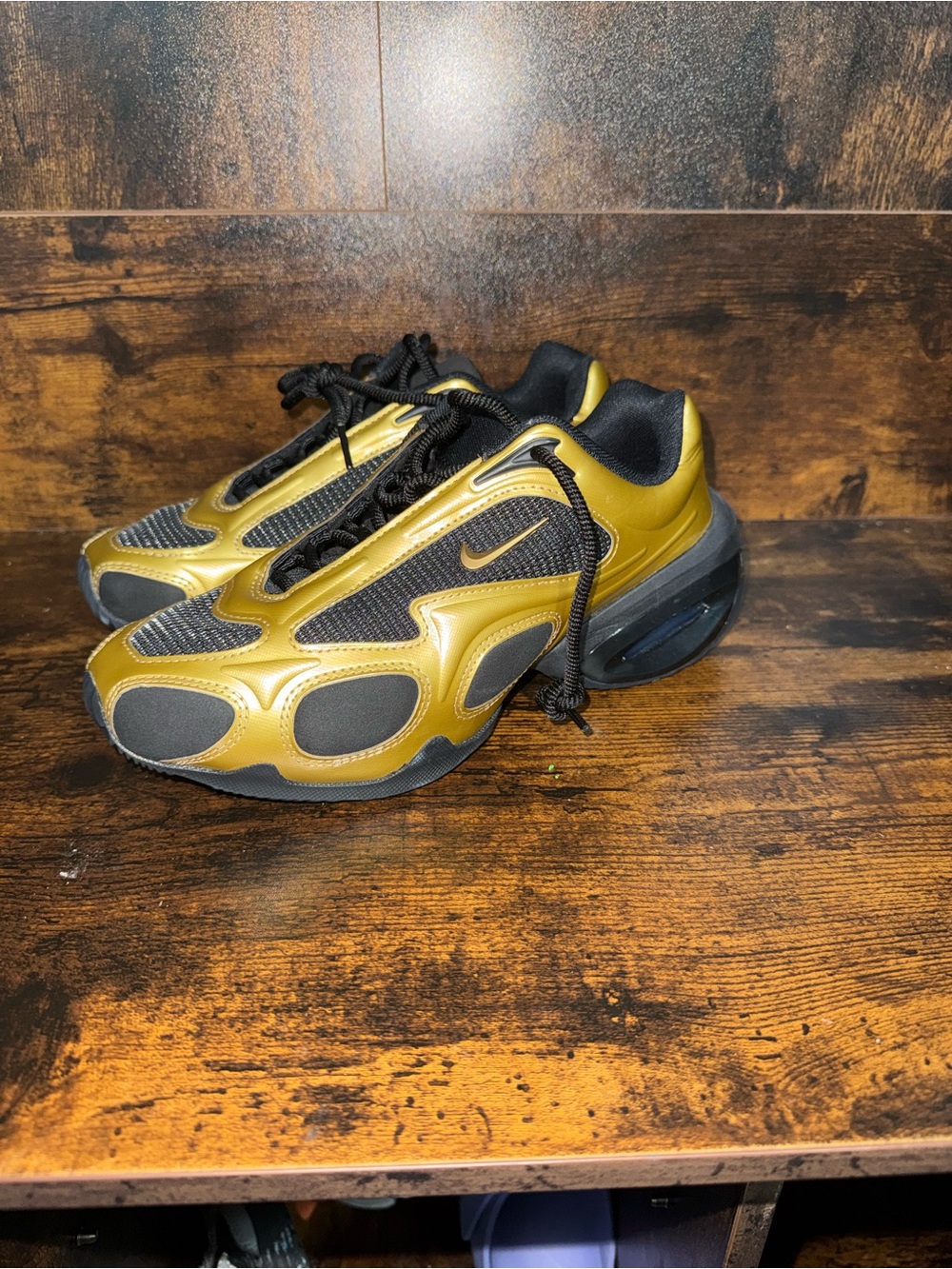 Nike Unisex Gold and Black Running Sneakers